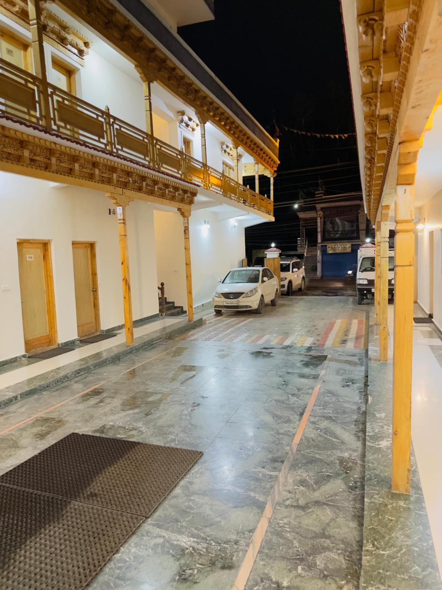 Hotel Dimbir Regency Leh Ngoại thất bức ảnh